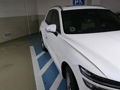 Genesis GV70 2025, 12000 км, за 36130000 KRW