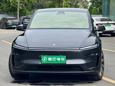Tesla Model Y 2025, 17800 км, за 259800 CNY