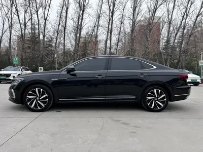 Volkswagen Passat 2024, 5000 км, за 134800 CNY