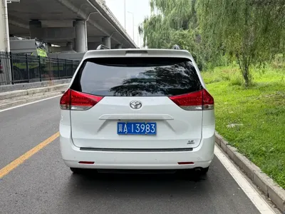 Toyota Sienna 2015, 146000 км, за 92000 CNY