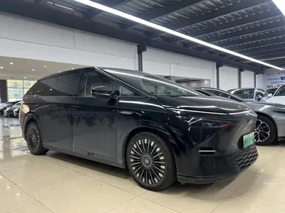 Xpeng X9 2025, 18000 км, за 262000 CNY