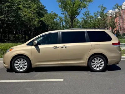 Toyota Sienna 2014, 135000 км, за 95000 CNY