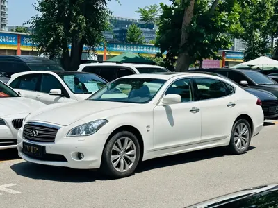 Infiniti Q70 · 2015 год