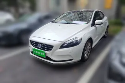 Volvo V40 · 2015 год