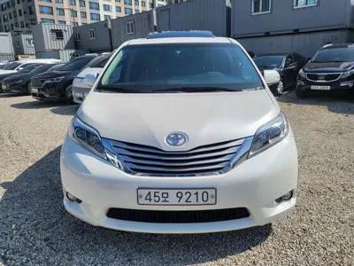 Toyota Sienna · 2017 год