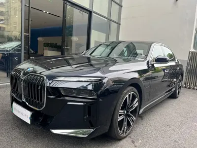BMW i7 · 2023 год