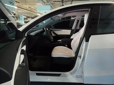 Tesla Model Y · 2025 год