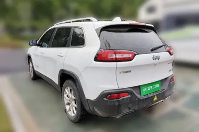 Jeep Cherokee 2016, 91400 км, за 48333.56 CNY