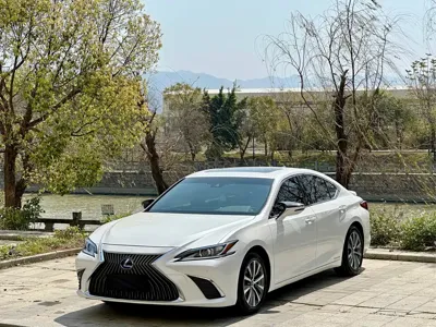 Lexus ES · 2020 год