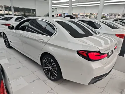 BMW 5 Series 2023, 22100 км, за 300402.26 CNY
