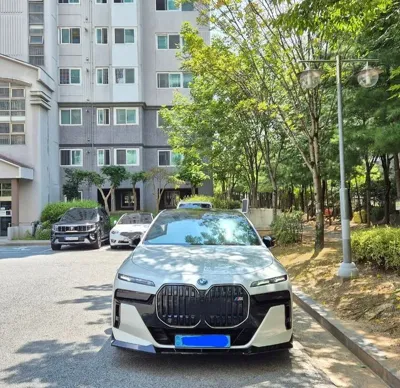 BMW i7 · 2023 год