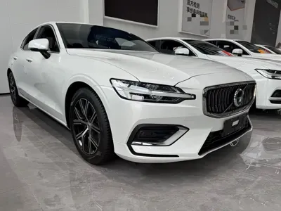 Volvo S60 2023, 32000 км, за 128000 CNY