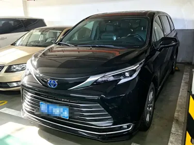 Toyota Sienna · 2022 год