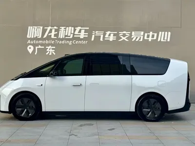Li Auto Li MEGA 2025, 23500 км, за 473800 CNY