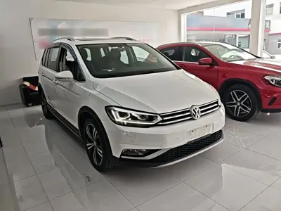 Volkswagen Touran 2018, 82400 км, за 71900 CNY