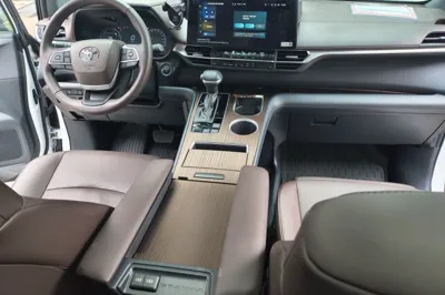 Toyota Granvia 2024, 32600 км, за 293632.49 CNY