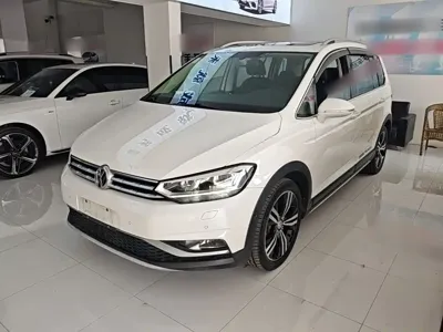 Volkswagen Touran 2018, 82400 км, за 71900 CNY