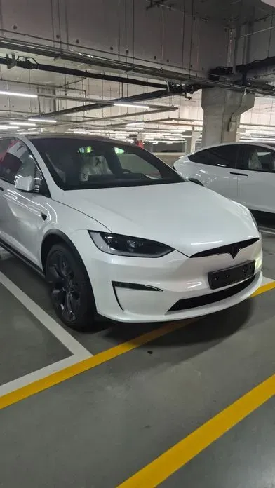 Tesla Model X · 2026 год