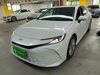 Toyota Camry · 2025 год