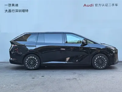 Xpeng X9 2025, 6200 км, за 289600 CNY