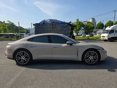 Porsche Taycan · 2023 год