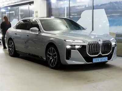 BMW i7 · 2023 год