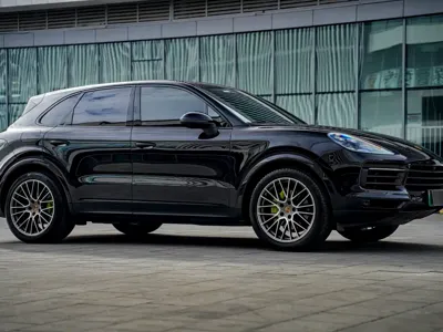 Porsche Cayenne Hybrid 2022, 20000 км, за 456100 CNY