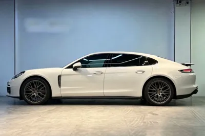 Porsche Panamera 2023, 24500 км, за 776362.08 CNY