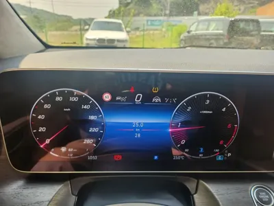 Mercedes-Benz V-Class 2025, 28 км, за 230000000 KRW - фото 8