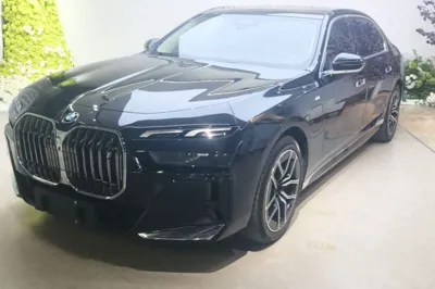 BMW i7 · 2023 год