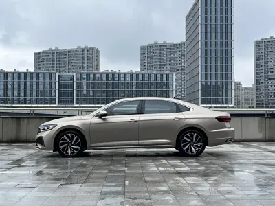 Volkswagen Passat 2022, 64400 км, за 95800 CNY