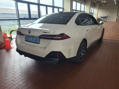 BMW i5 2024, 42100 км, за 63500000 KRW - фото 2