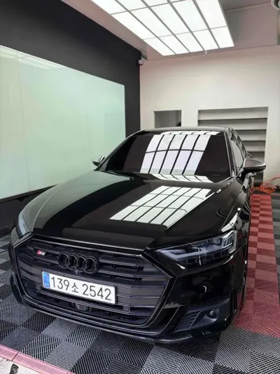 Audi S8 · 2022 год