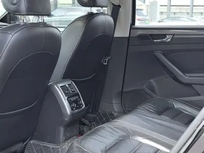 Volkswagen Passat 2017, 60000 км, за 35800 CNY