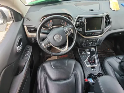 Jeep Cherokee 2016, 71400 км, за 41263.35 CNY - фото 13