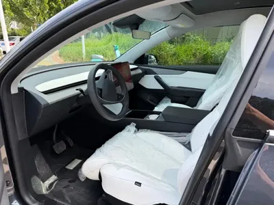 Tesla Model Y 2025, 42000 км, за 206800 CNY