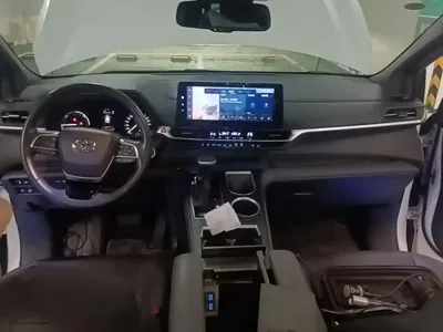 Toyota Sienna 2022, 51200 км, за 233800 CNY - фото 10