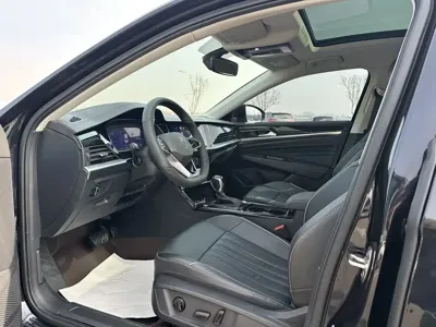 Volkswagen Passat 2023, 33000 км, за 108800 CNY
