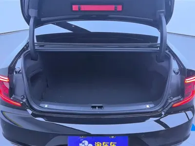 Volvo S90 2024, 8600 км, за 228800 CNY