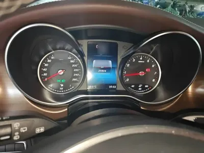 Mercedes-Benz V-Class 2023, 39800 км, за 294700 CNY