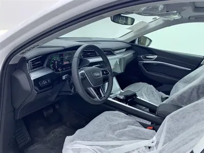 Audi e-tron 2026, 100 км, за 199800 CNY - фото 15