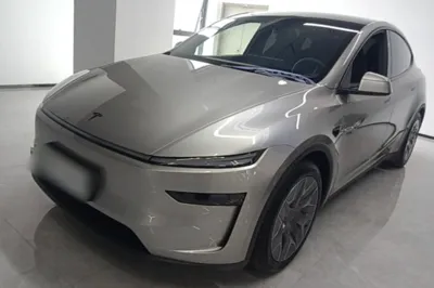 Tesla Model Y L · 2025 год