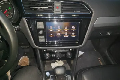Volkswagen Tiguan L 2019, 80900 км, за 95980.53 CNY - фото 12