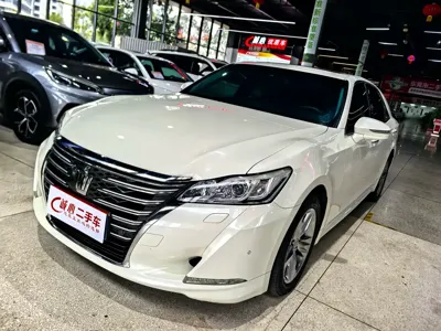 Toyota Crown · 2017 год