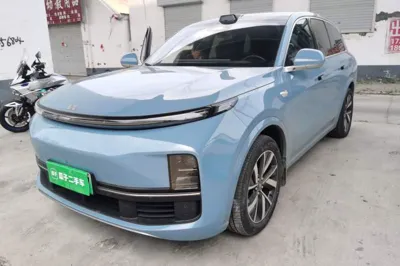 Li Auto L8 · 2023 год