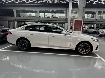 BMW 5 Series 2025, 1700 км, за 293300 CNY - фото 4