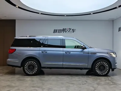 Lincoln Navigator 2022, 24000 км, за 638000 CNY