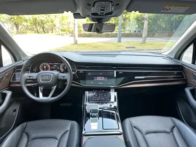 Audi Q7 2024, 30000 км, за 399799 CNY