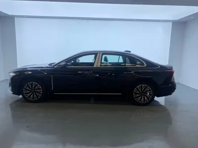 Hongqi Hongqi H5 2026, 5000 км, за 112800 CNY