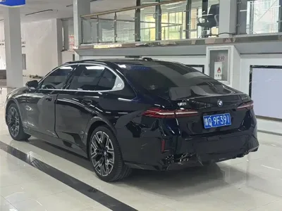 BMW 5 Series 2025, 5000 км, за 328000 CNY